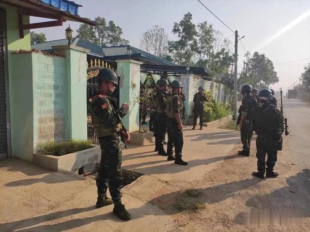 緬甸克耶邦多支武裝組織全副武裝，為示威民眾提供保護-圖3