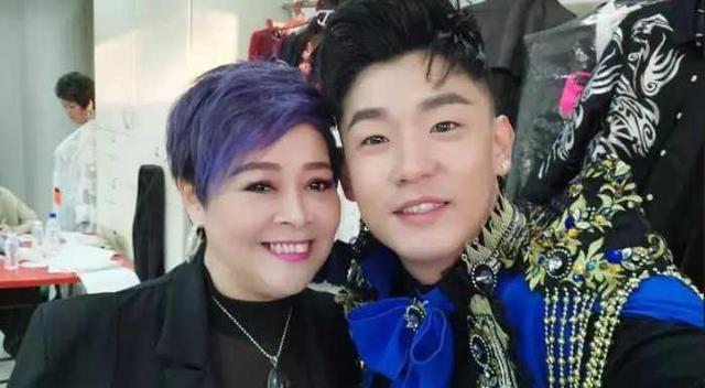 梅高兴谈娱乐 又一因新冠死亡的歌手!年仅46岁去世,疑似医院救治不当延误病情