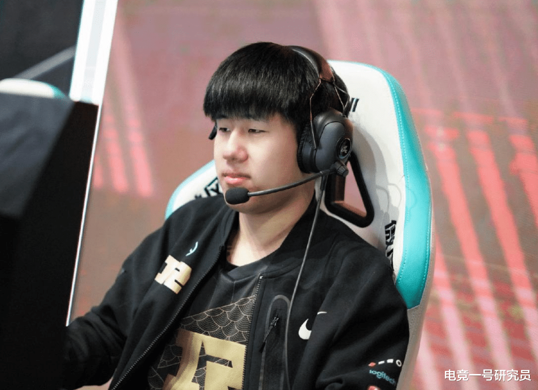 RNG|Cryin卡牌带飞节奏，RNG再现养虎战术，PSG蛮王四杀险些成功翻盘