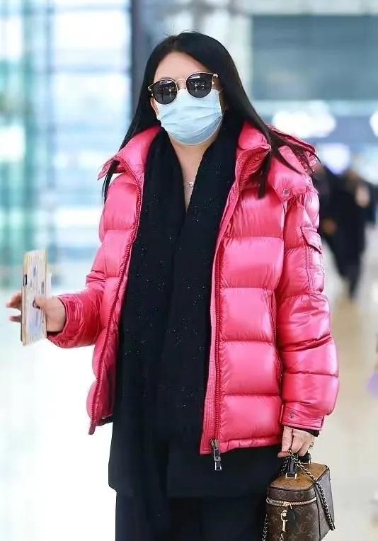 李湘|李湘懒理老公出轨走机场！穿粉色羽绒服太臃肿，眉头紧锁一脸愁容