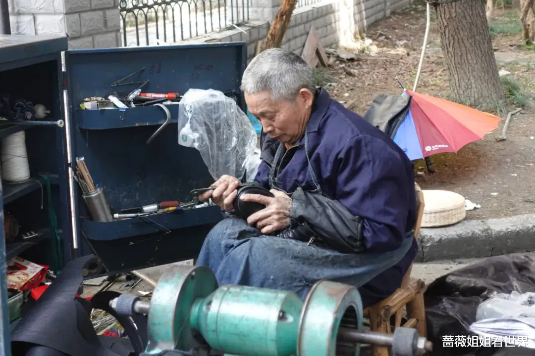 蔷薇姐姐看世界 20年如一日，戴金炉在杭州翠苑修鞋修伞，修的不仅是鞋更是回忆