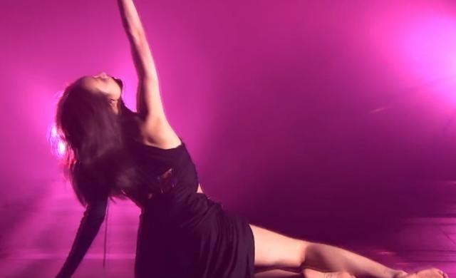 王鸥|王鸥跳舞遇到舞台事故，裙子被扯破，她的下一秒举动暴露真实素质