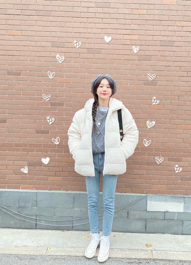 孙艺珍|徐梦洁真是女孩穿搭典范，毛衣配牛仔裤休闲随性，马尾辫减龄俏皮