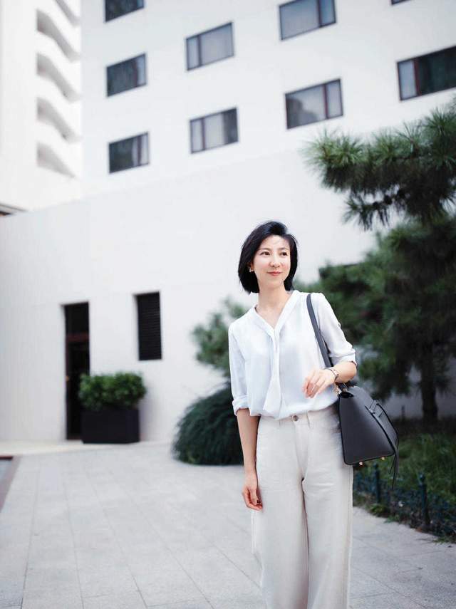 穿衣搭配 微胖女孩如何穿衣服显瘦?针织衫搭配半身裙显瘦又优雅,魅力十足