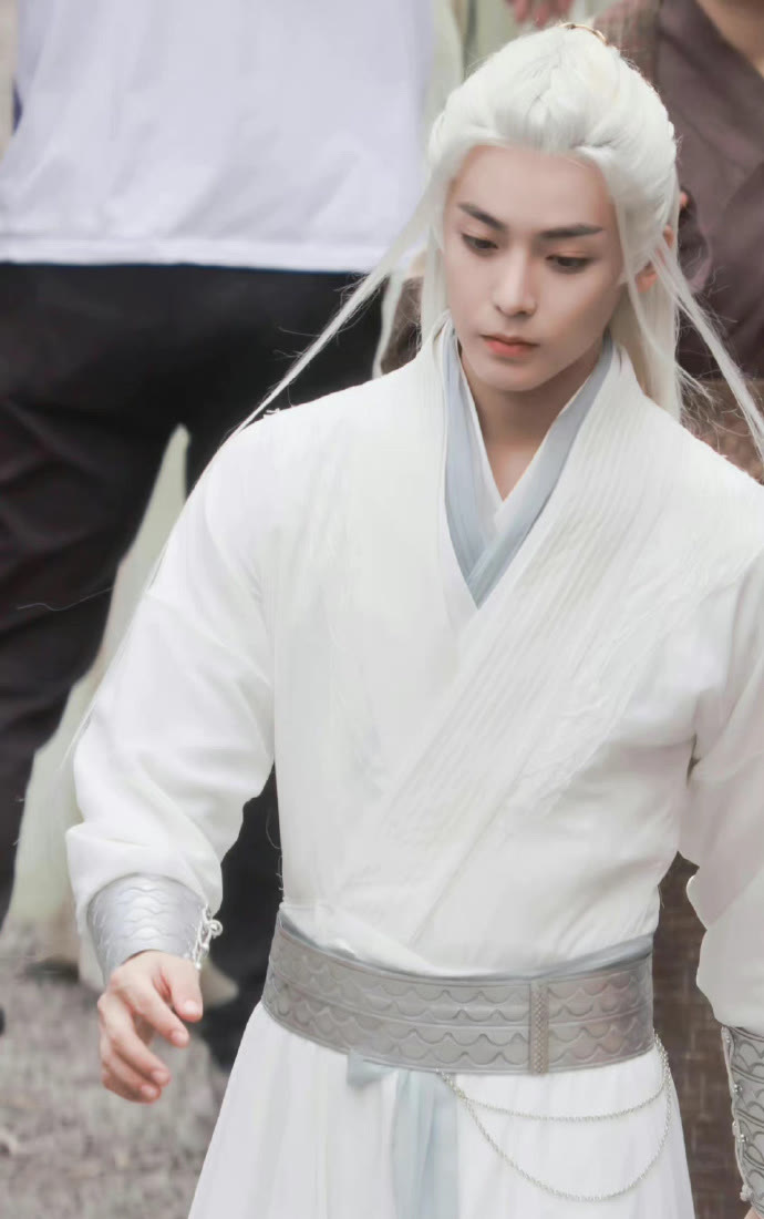 侯明昊|侯明昊再出新剧，古装白衣造型“惊为天人”，网友直呼：太绝了