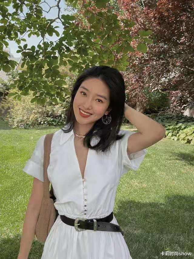 卡莉时尚show|杨采钰太有东方美了，随便打扮都美得大方，穿背心都有法式风情