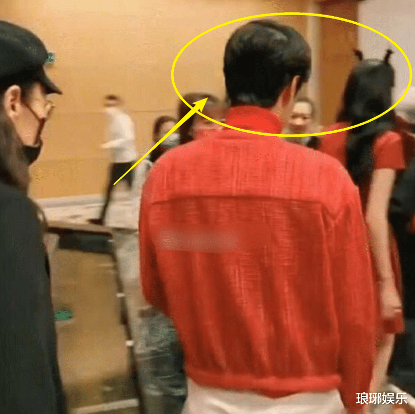 王一博|王一博关晓彤合体彩排好甜，王一博的举动成亮点，有无避嫌很显然