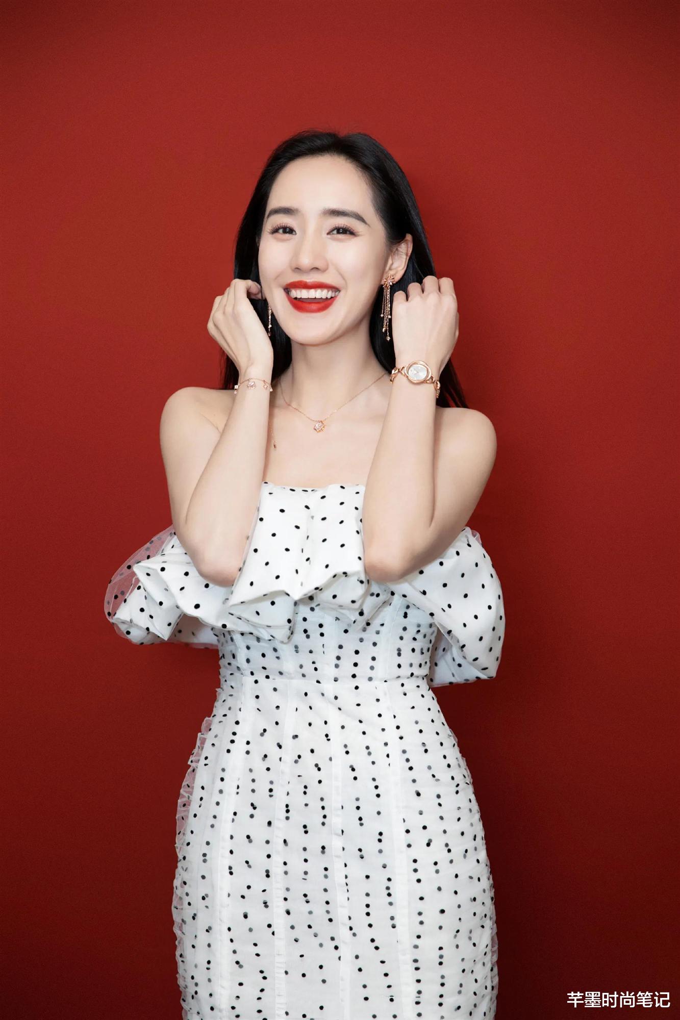 穿衣搭配|王智和女儿同框穿母女装，真是好“装嫩”，双马尾彰显可爱又减龄