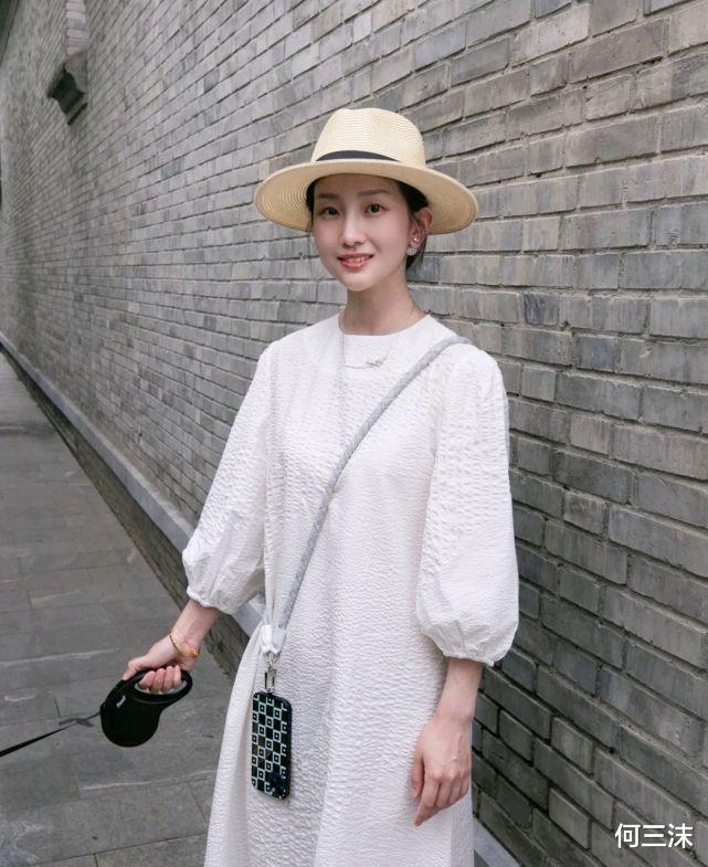 何三沫|在炎热的夏季，可以选择干干净净的穿搭，清纯又不失高级