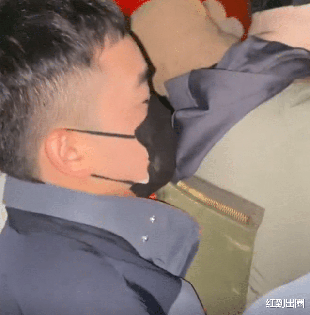 岳云鹏|岳云鹏出院后回德云社上班，被路人围住没法出门，五姐现身陪弟弟