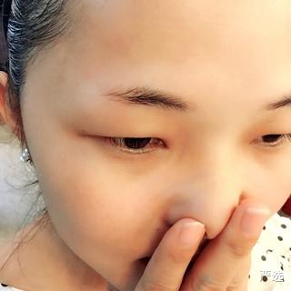 张馨予|张馨予与老公现身街头，排队买烧饼素质高，原来她不化妆也会描眉