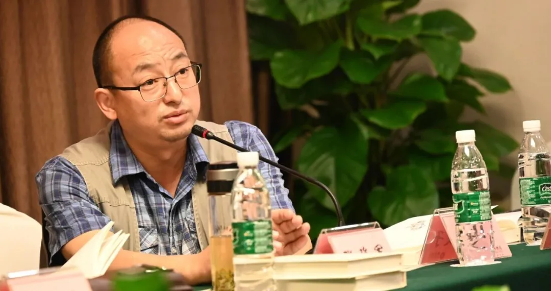 楚衣 绵阳市文艺评论家协会举办“五月诗心动绵州：雍明远书籍捐赠会”