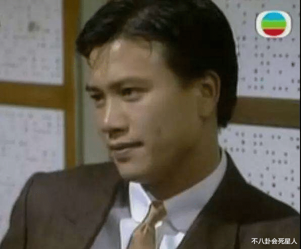 万梓良|64岁万梓良商演紧搂美女不撒手，身材消瘦头发稀疏，晚年拼命工作