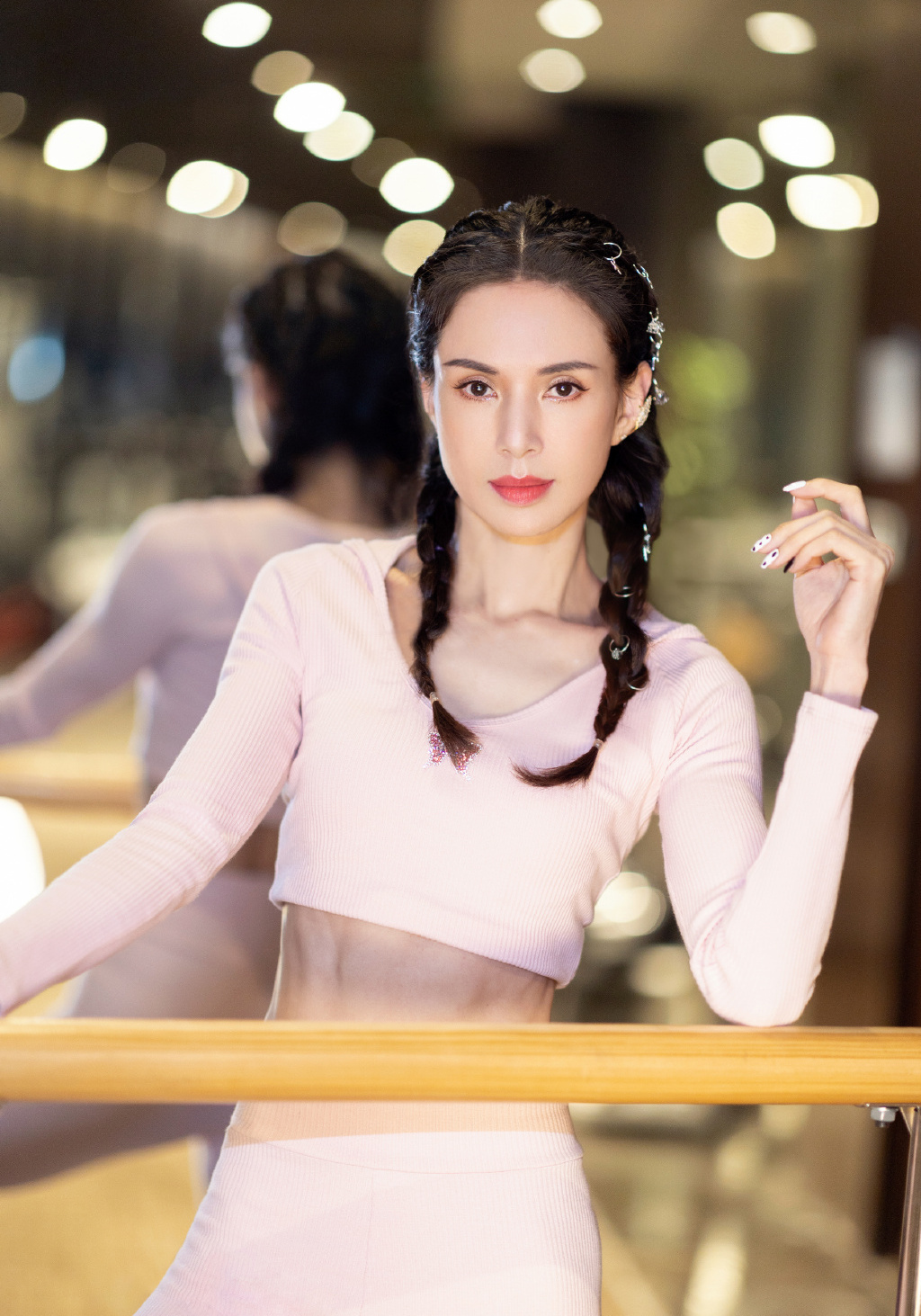 粉色|54岁李若彤气质和身材绝了！身穿粉色套装高挑纤瘦，美出了新高度