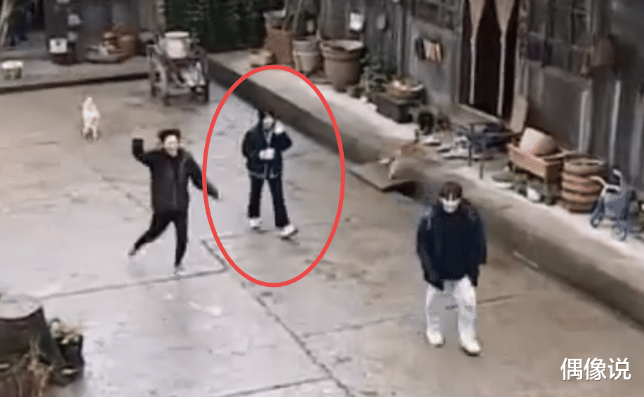 张艺兴|张艺兴首次光临蘑菇屋：何炅飞奔迎接，张子枫有些拘谨和害羞