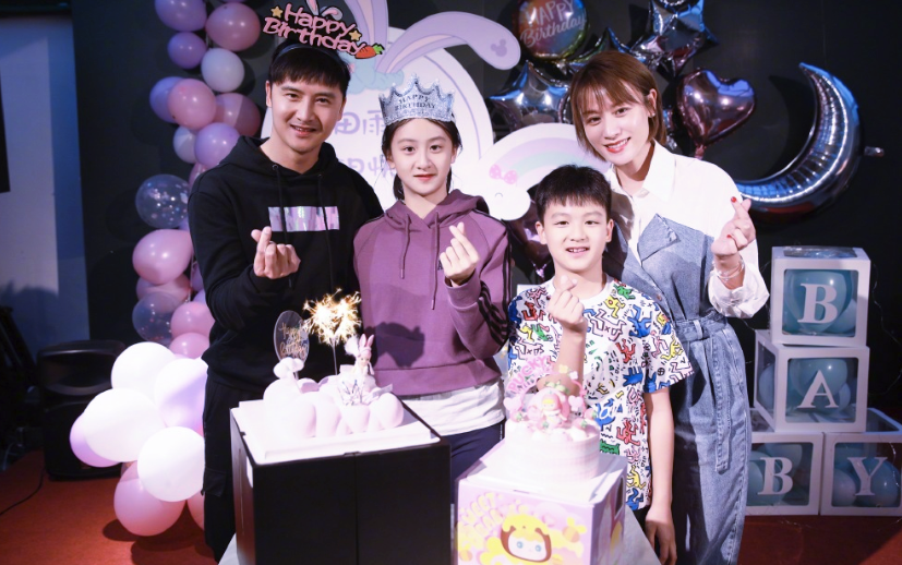 申军谊|田亮一家四口近照曝光，森碟五官精致变化大，高个头直逼父母