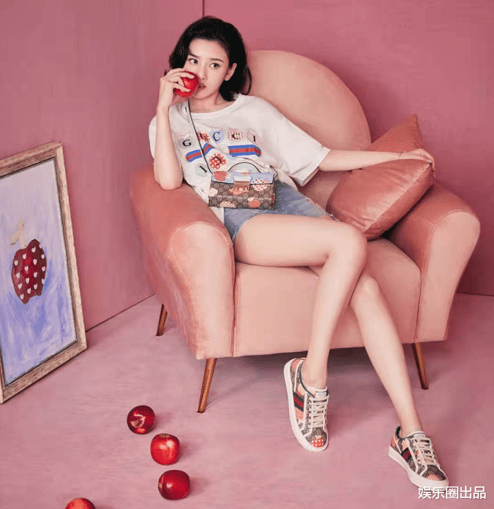 宋祖儿|宋祖儿越来越轻熟了，在粉色摄影棚内拍照，依然女人味十足