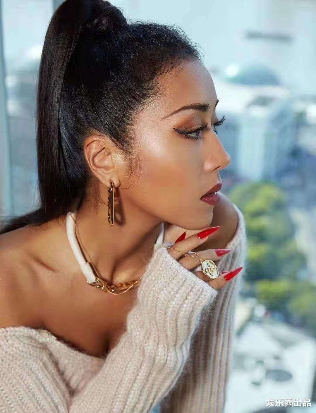 吉克隽逸|吉克隽逸在窗台上拍大片，穿露脐装扎高马尾，造型火辣女团味十足