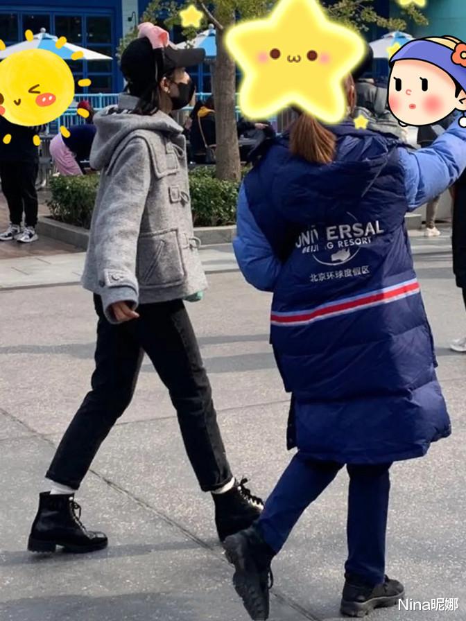 Nina昵娜 宋茜打卡环球影城,穿九分裤露秋袜被吐槽,迈八字步3助理作陪气场大