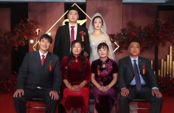 杨紫|都叫“亚男”，大衣哥儿媳陈亚男，与王祖蓝老婆李亚男，格局差太多