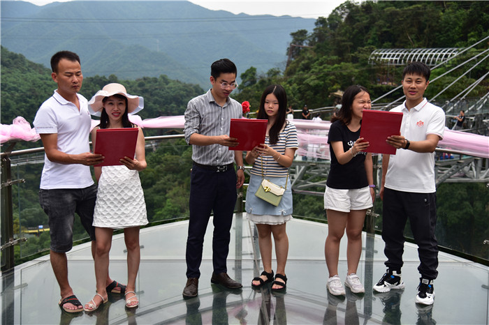 指动传媒 山盟海誓重现广东景区爱情玻璃平台，3对情侣许诺永远忠诚对方