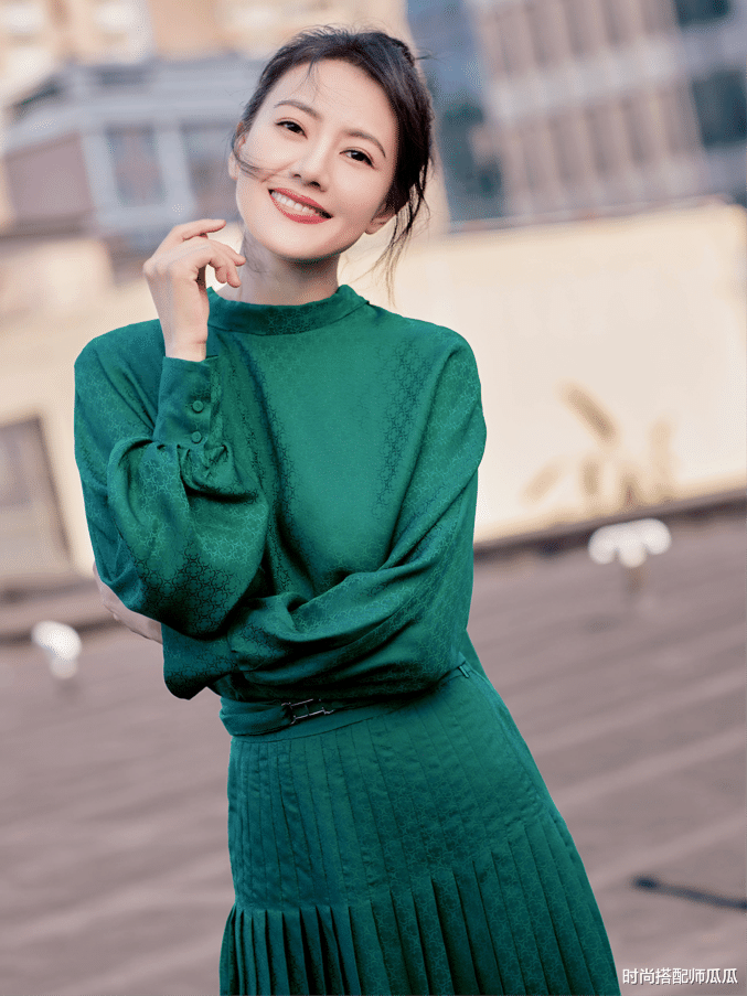 穿衣搭配|?高圆圆真是一点没变，简单毛衣配短发都美得惊艳，哪像42岁阿姨