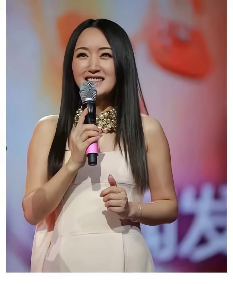 杨钰莹|48岁杨钰莹终于把自己嫁出去了，新郎竟是他，网友出人意料