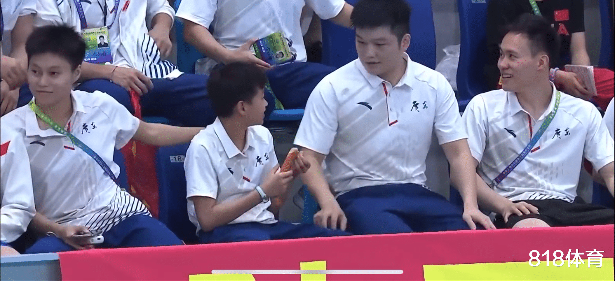 全红婵|萌翻! 全红婵被师姐陈艺文偷吃半根火腿肠, 气呼呼找樊振东告状