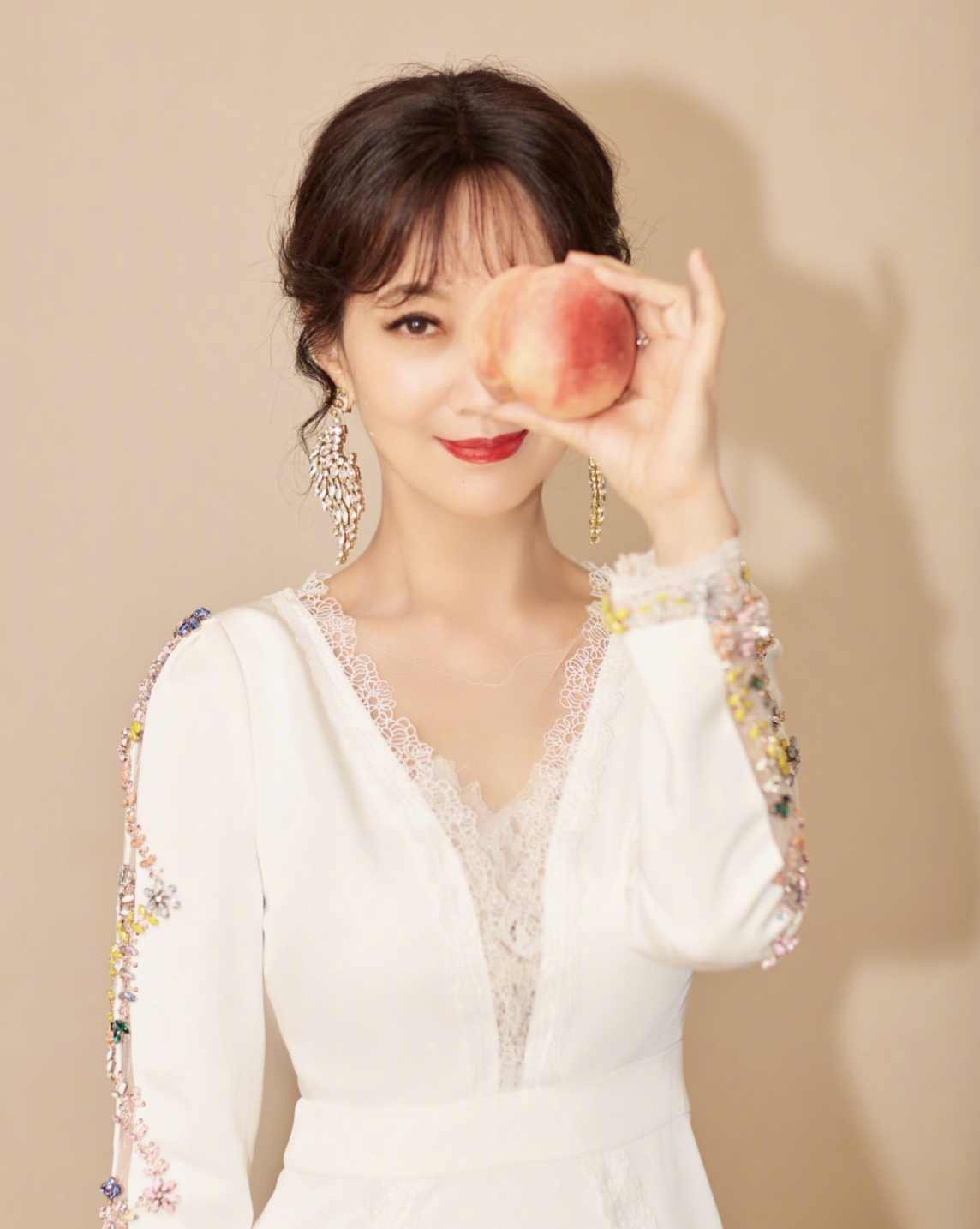 赵雅芝|赵雅芝时隔29年西湖边撑伞漫步,波点裙配卷发腰肢纤细,哪像66岁