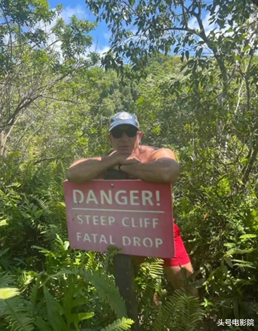 莱昂纳多·迪卡普里奥|47岁了，小李子该死的魅力！世界首富女友紧贴，贝索斯晒肌肉宣战