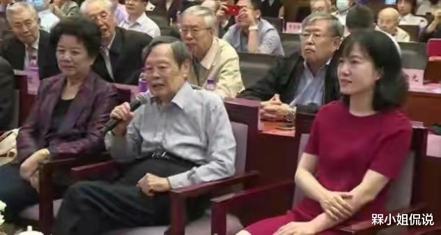 槑小姐侃说 杨振宁真有福气,100岁仍有娇妻陪伴左右,45岁翁帆穿红裙真喜庆