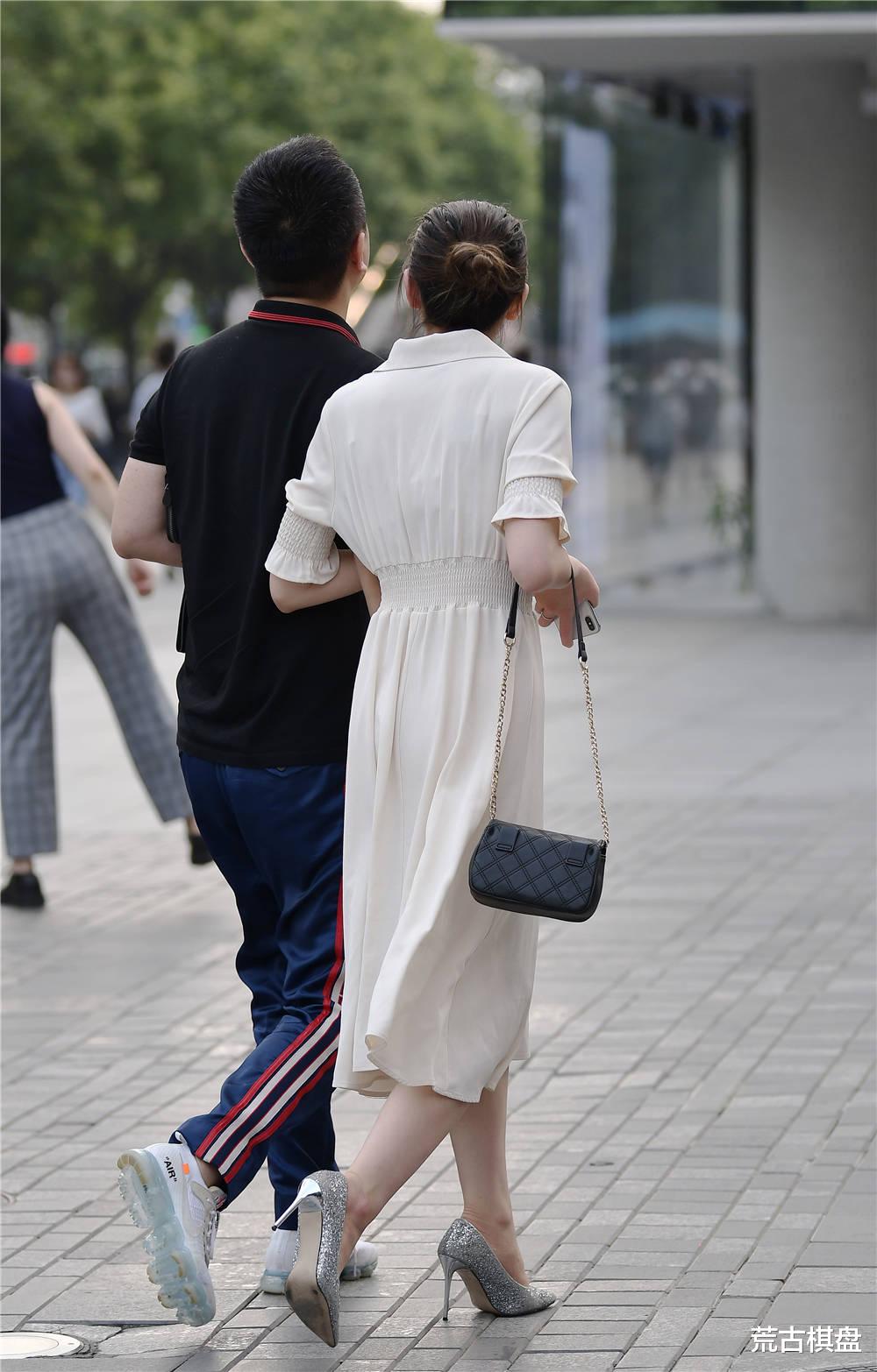 荒古棋盘|米色连衣长裙,过膝的裙摆,搭配尖头细跟鞋,衬托身材