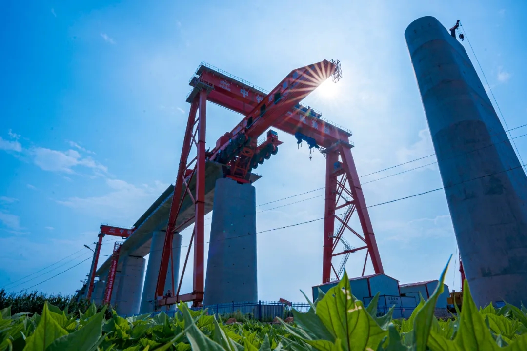 三分亮剑 我国研发千吨级架桥机，全身88个轮子，搭建桥梁就像拼积木