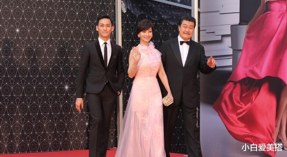 小白爱美搭|赵雅芝带丈夫儿子出镜，一家三口看着挺幸福，儿子原来这么帅气