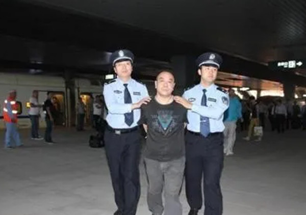 河北 逃犯出国变富翁，自大回国被抓捕