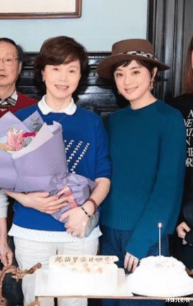 罗云熙|孙俪特意现身给恩师庆生，同学合影站中间，在同龄人内最显年轻