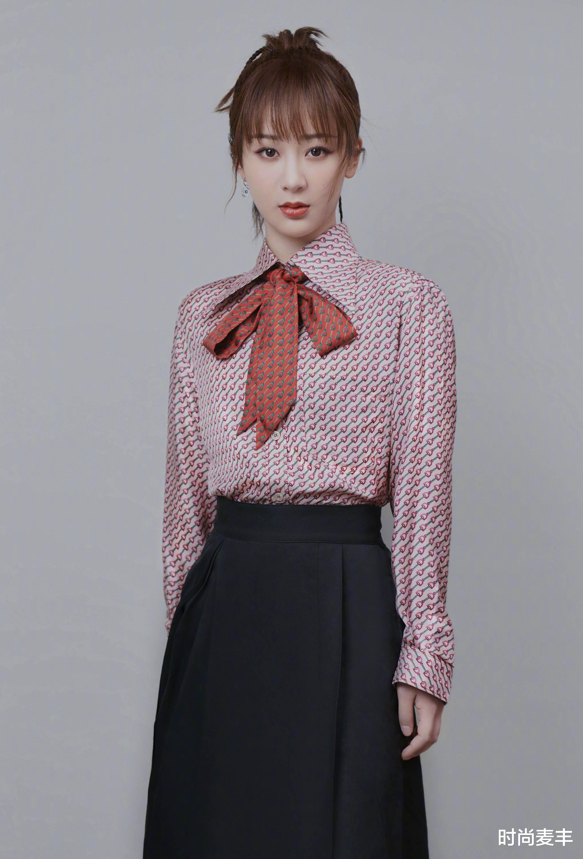 杨紫|杨紫民国风造型路透，浅蓝色上衣配白色长裙优雅知性，双马尾少女感满满