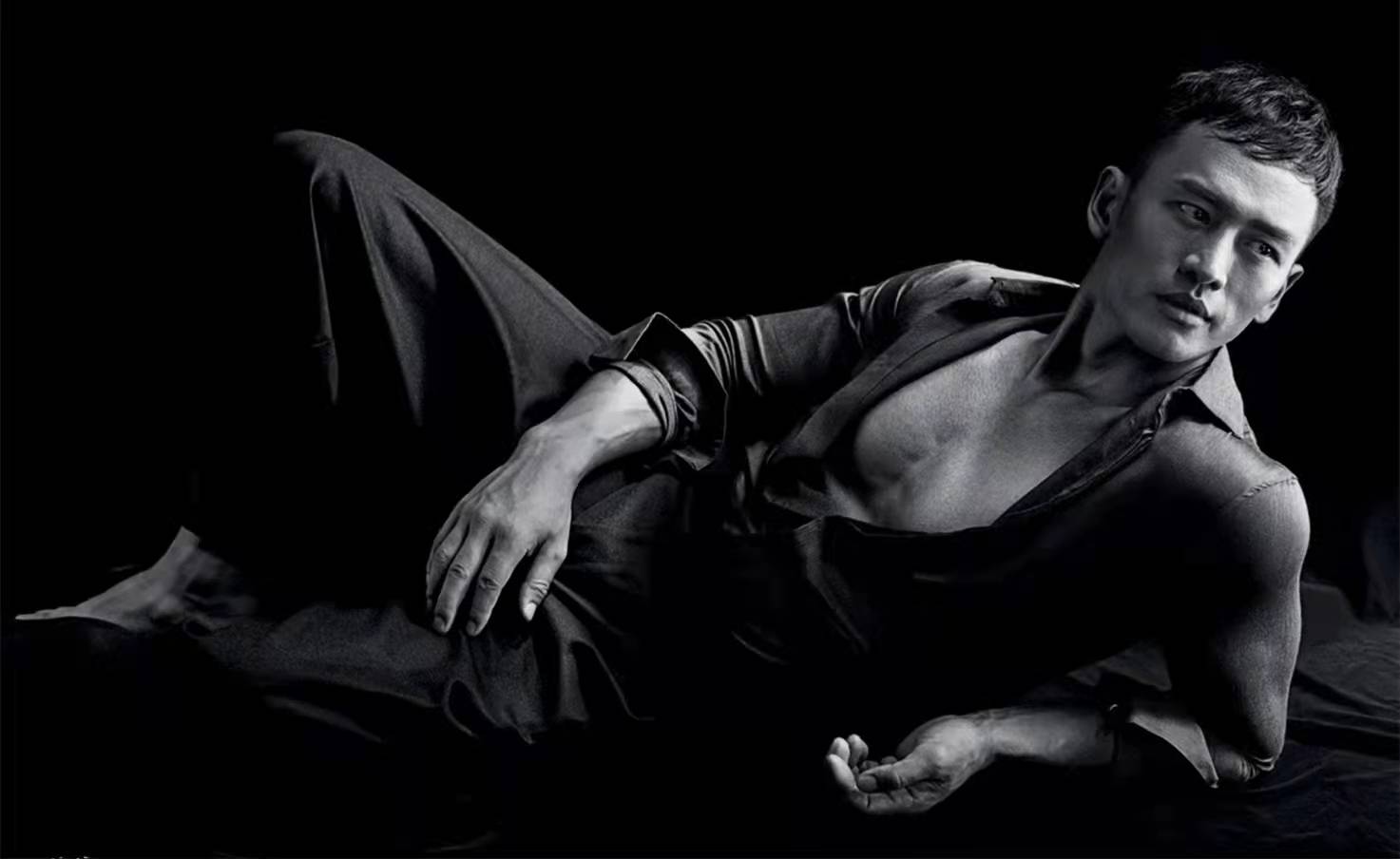 |顾佑明真正的肌肉猛男 网友：颜值和身材总有一个令人沦陷