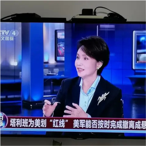 徐俐|60岁央视主播徐俐告别职业！穿西装好有贵气范，化精致妆比董卿美