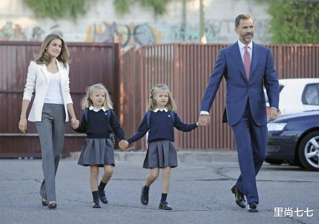 里尚七七|西班牙小公主开学，弯腰驼背不开心，1米8身高穿校服裙短得太尴尬