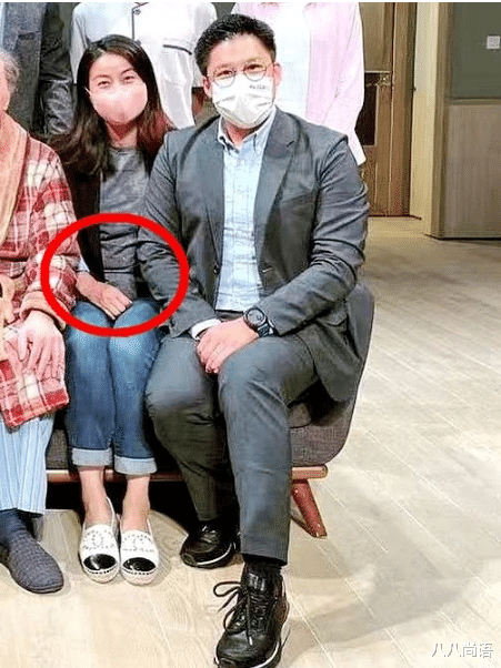 郭晶晶|郭晶晶真怀四胎了？廓形西服配蓝色牛仔裤随性，霍启刚还刻意遮挡