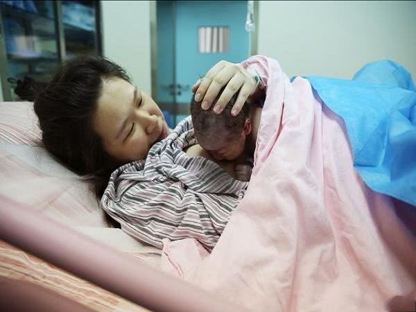 哑铃妈妈|宝妈生二胎被嘲讽:“没钱还敢生两儿子”,群里的评论几乎一边倒