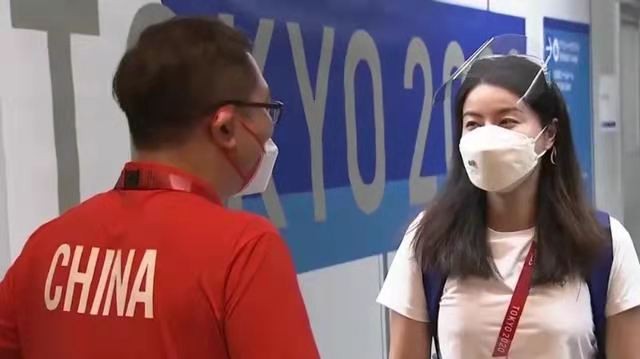 时尚风行派|郭晶晶女儿拿金牌当玩具！穿国家队领奖服为奥运加油，小圆脸超萌