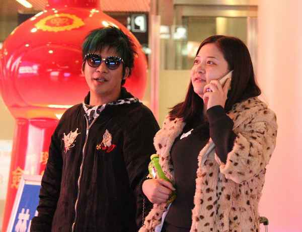 全球时尚号|大张伟和妻子开心游玩，两人穿情侣T恤撒狗粮，刘迎曾是其助理