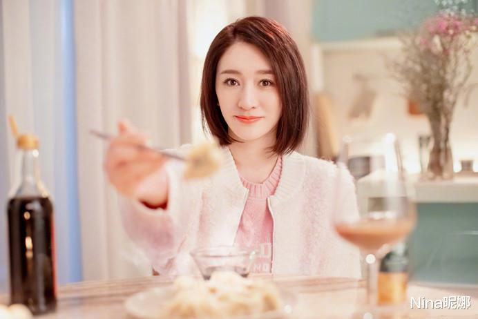 李小冉|李小冉罕见晒生活近照！穿毛衣打扮朴素吃饺子，大鼻子一看就旺夫