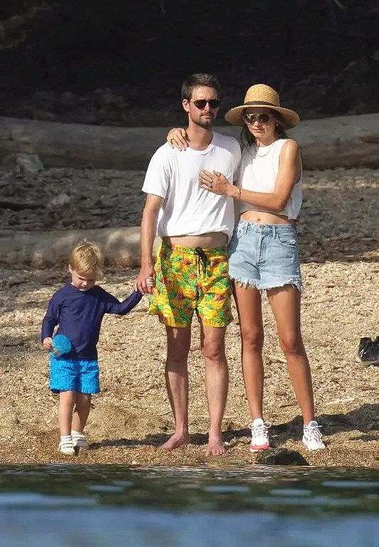 全球时尚号|兰达·可儿一家五口同框，二婚嫁百亿富豪好幸福，搭配好随性