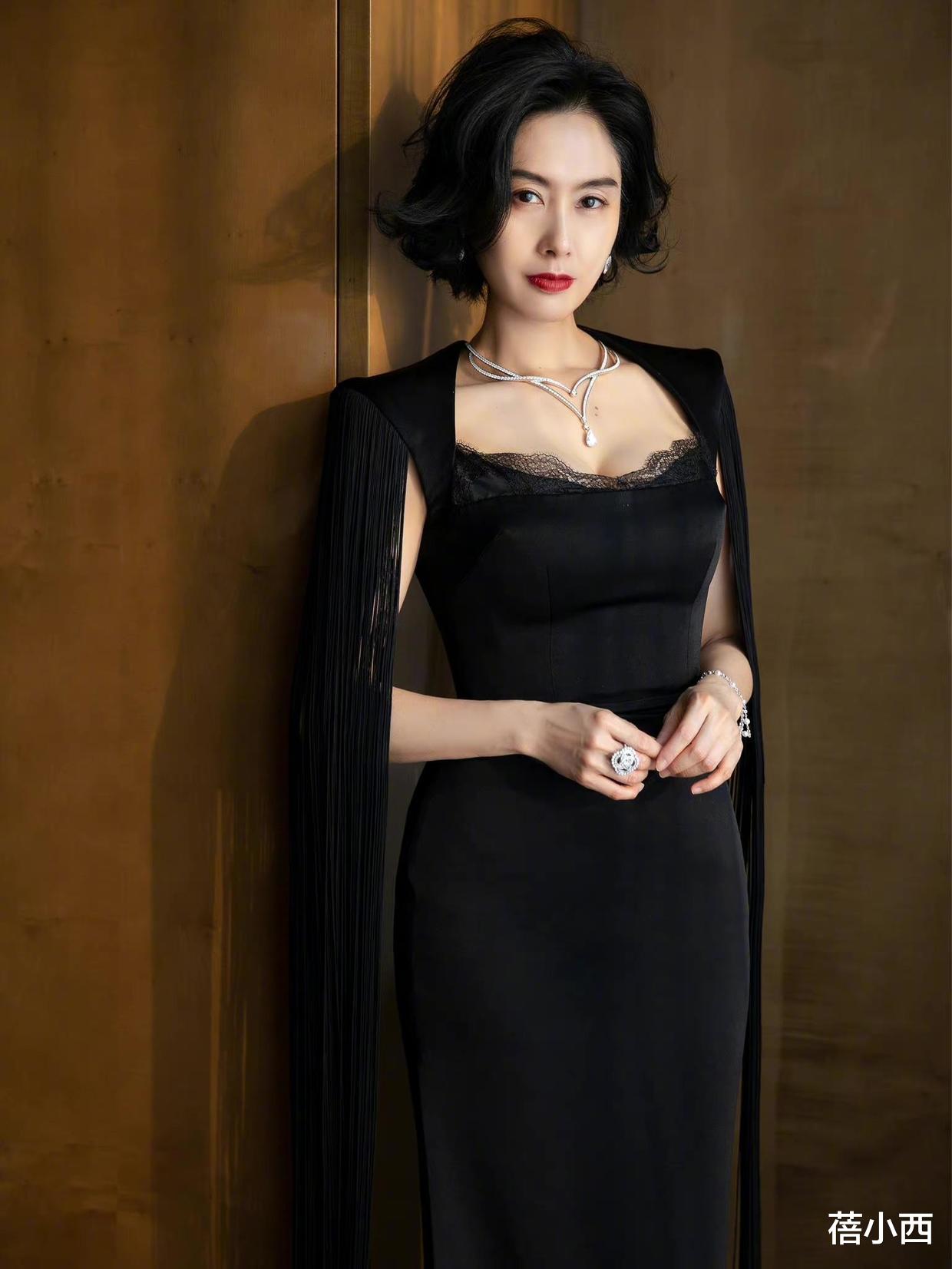 蓓小西|朱茵完全忽略了大婶的年龄,一身别致穿搭,大胆展现“傲人”身材