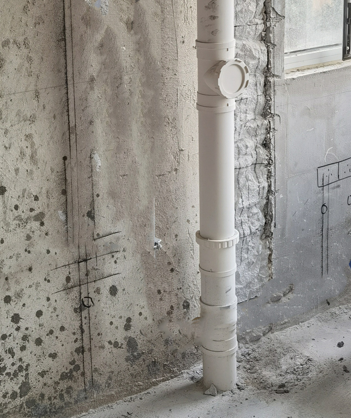 厨房主下水管在墙中间，能移动到墙角吗？