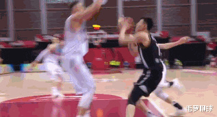 杨鸣|重罚杨鸣，辽宁少帅冲进场追着裁判咆哮，2米15韩德君勉强摁住