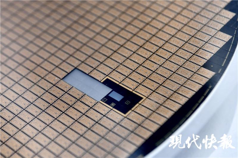 现代快报 犇跑吧长三角丨无锡这家“国”字头创新中心,专门研究为芯片做“外套”